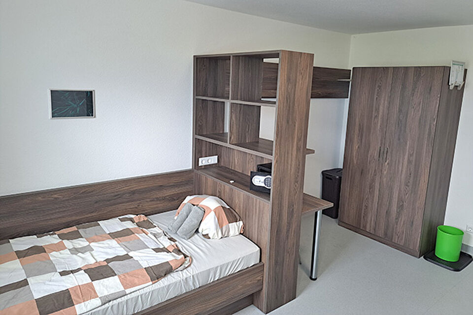 eingerichtetes Zimmer in der Wohnungslosenunterkunft