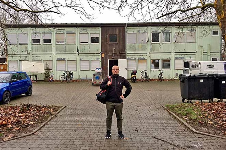 Streetworker Massoth vor dem Hofweg